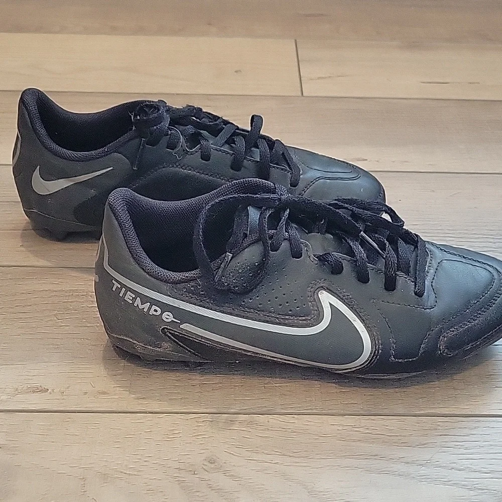 Nike Tiempo Legend 9 Club Black Soccer Cleats Boys Size 6 - Picture 4 of 7